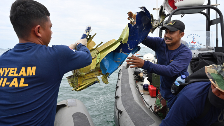 Megtalálták a szombaton lezuhant indonéz utasszállító repülőgép roncsait
