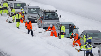 Több száz autó rekedt az utakon a heves havazások miatt Japánban