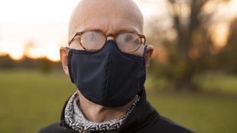 Szegeden feltaláltak egy 390 forintos eszközt, amely megakadályozza, hogy maszkban bepárásodjon a szemüveg