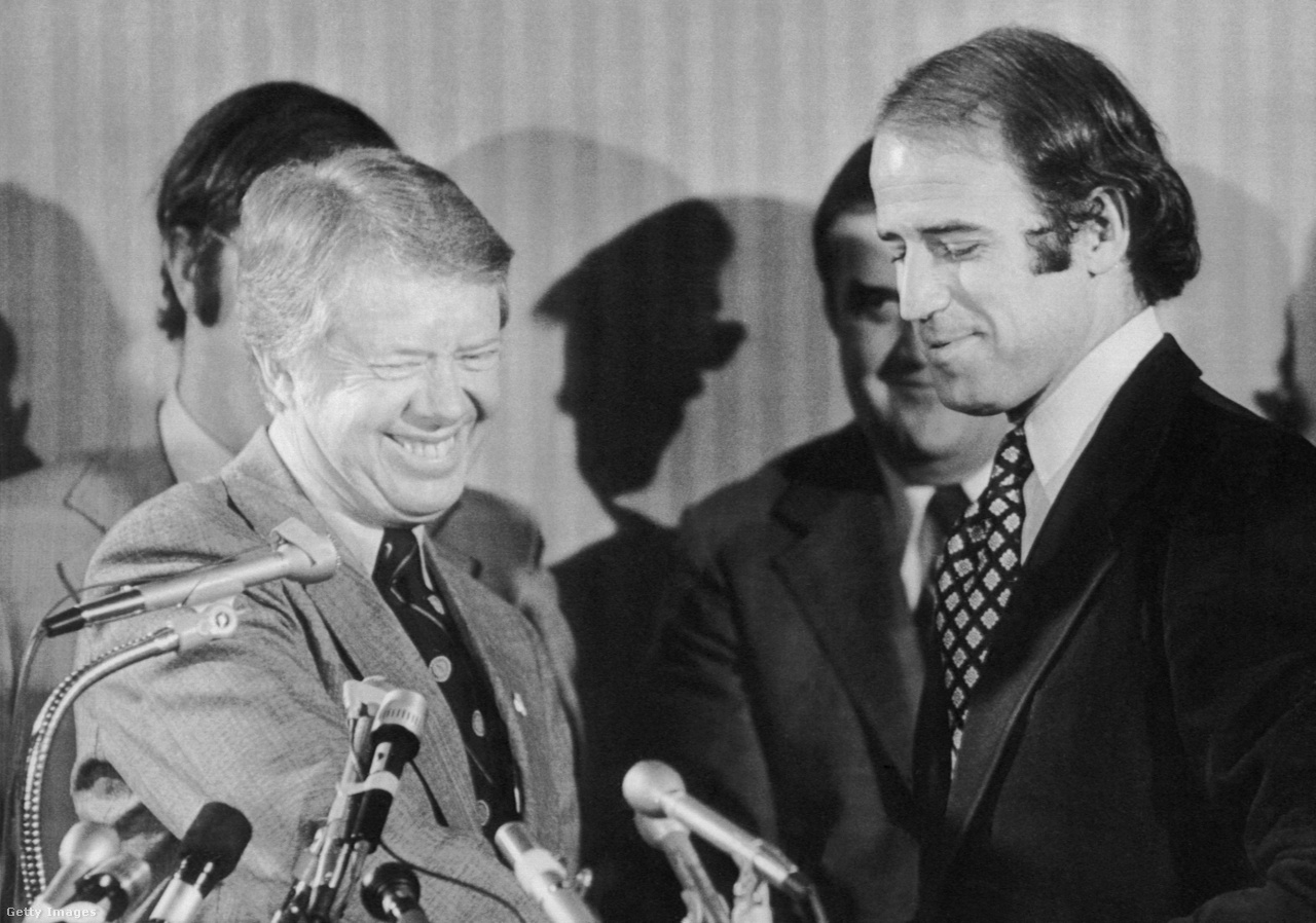 Közeli szövetségese volt Jimmy Carter, demokrata elnöknek, akit 1976-ban választottak az Egyesült Államok 39. elnökévé. Biden ekkor már a szenátus külügyi bizottságának tagja volt. Bizottsági tevékenységének első évtizedében a hidegháború miatt felgyorsult fegyverkezés visszaszorítására összpontosított. 1979-ben Moszkvában tárgyalt Andrej Gromiko szovjet külügyminiszterrel a Szovjetunió afganisztáni beavatkozása miatt ratifikálás nélkül maradt, a hadászati fegyverek korlátozásáról szóló SALT-2  megállapodásról. 