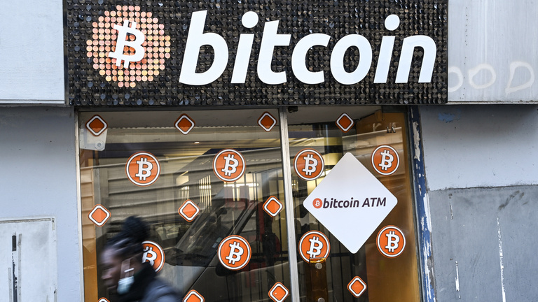 Összevissza rángatják a bitcoin árfolyamát