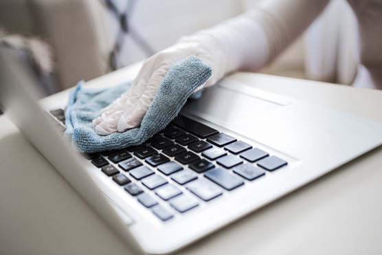 A laptopod billentyűzete 20 ezerszer több baktériumot hordozhat, mint a WC-ülőkéd
