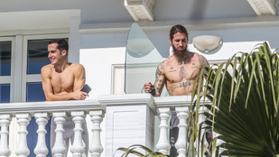 A Real Madrid játékosai kisgatyában napfürdőztek szállodájuk erkélyén