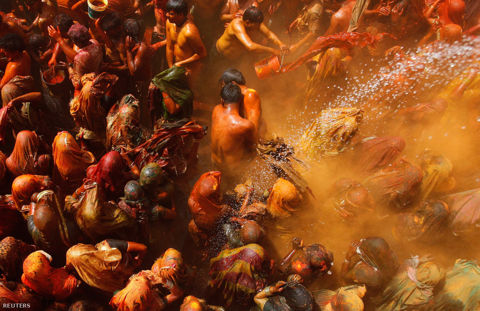 Férjeiket ütik indiai asszonyok a Huranga ünnepen, a színek fesztiváljaként ismert Holi utáni első napon. (Február 3.)