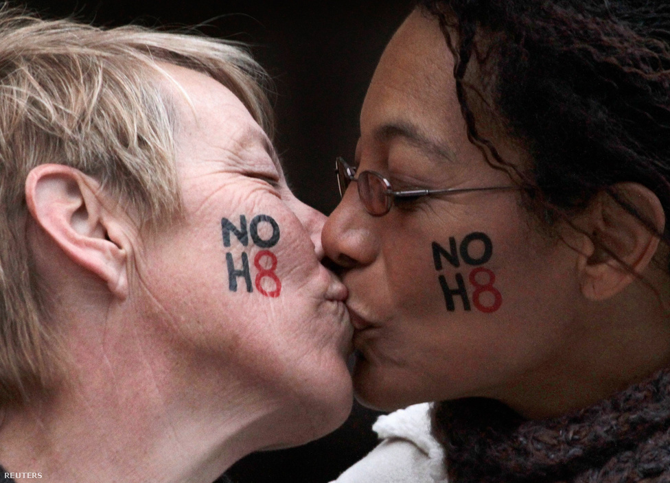Egy jegyespár csókja Kaliforniában, miután az amerikai törvényhozás alkotmányellenesnek nyilvánította az azonos neműek házasságát tiltó előterjesztést (Proposition 8), így az ügy az amerikai legfelsőbb bíróság elé kerülhetett. (Február 5.)