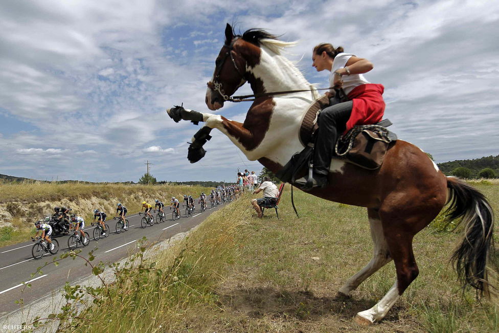 Lóval érkezett egy néző a 99. Tour de France 13. szakaszára, július 14-én.