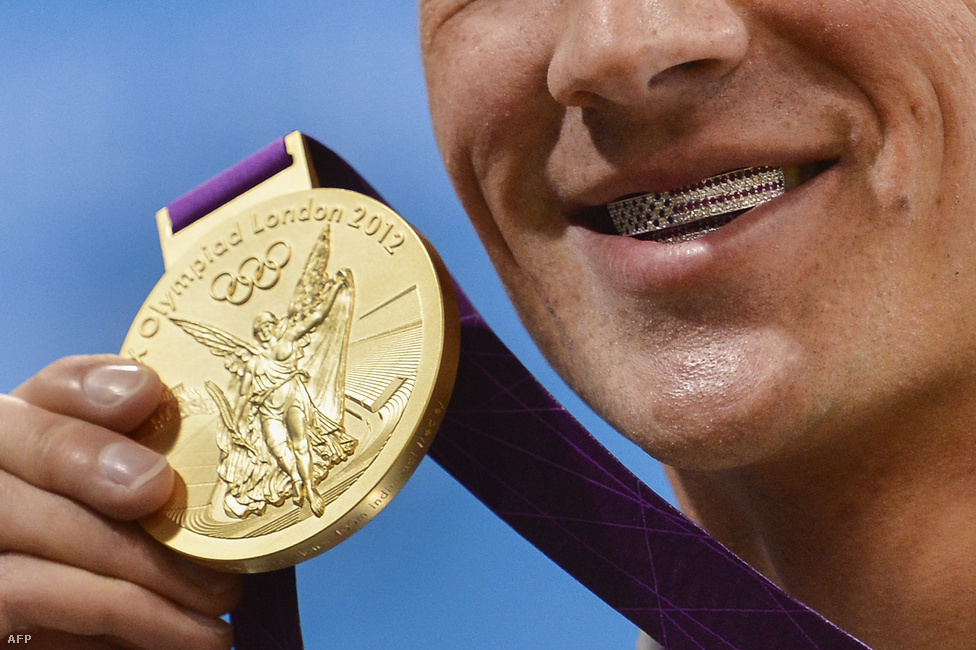 Ryan Lochte csillagos-sávos fogvédőt villant aranyérmével együtt a férfi 400 méteres vegyesúszás eredményhirdetésén július 28-án. Gyurta Dániel és Hrisztov Éva állhattak magyar úszóként a dobogó tetején az idei olimpián, Cseh László a 200 vegyesen bronzérmet nyert.