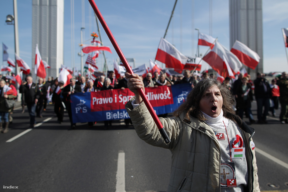 Lengyel felvonulók az Erzsébet hídon. Több ezer lengyel szimpatizánst hívott Budapestre a Gazeta Polska című jobboldali hetilap  március 15-én, hogy a Békemenet résztvevőiként kifejezzék rokonszenvüket az Orbán-kormány iránt. 