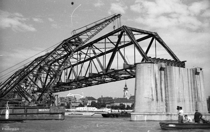 Úszódaruk leemelik a híd medernyílásának vasszerkezetét. Előtérben a Táncsics Mihály úszódaru.