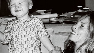Ritka fotó: íme Kate Moss fiatal anyukaként, amint kislányával játszik