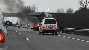 Lángolt egy autó az M3-ason