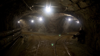 Tragédia az aranybányában, életjelt adtak a föld alatt rekedt kínai bányászok
