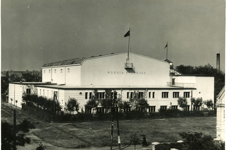 A Hunnia III-IV. műterme, amely 1936-ban épült a Korda Sándorék által 1917-ben alapított zuglói filmgyár telepén. A hatalmas csarnok a maga korában a legmodernebb volt Európában, saját áramfejlesztővel, szűrt levegőjű klímával és a mennyezeten elhelyezett futódaruval. A műteremben, melynek padlószintje alatt hatalmas vizes medence is épült, még ma is naponta forgatnak stábok.