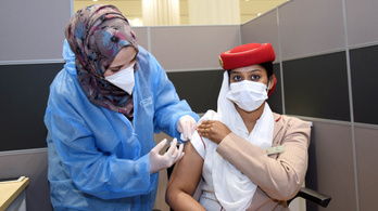 Ingyen, részben kínai vakcinával oltja be dolgozóit az Emirates légitársaság