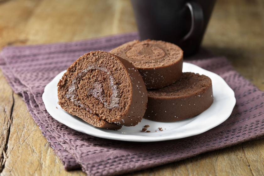 Kakaós piskótatekercs csokis krémmel töltve: így tekerd fel, hogy ne törjön a tészta