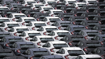 Több mint 23 százalékkal kevesebb autót helyeztek forgalomba tavaly az Európai Unióban