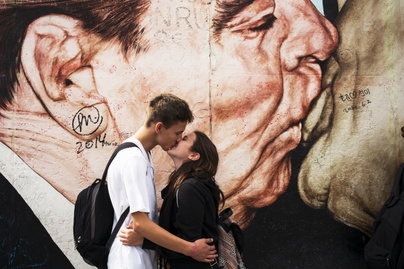 A legismertebb csókjelenetek a művészetben: Brezsnyev és Honecker csókja örökre beírta magát a történelemkönyvekbe
