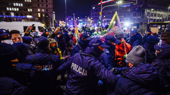 Összecsaptak a tüntetők és a rendőrök Varsóban