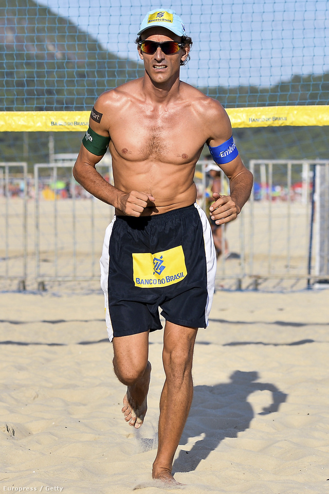 Emanuel Rego brazil strandröplabdázó a Copacabanán strandröplabdázik