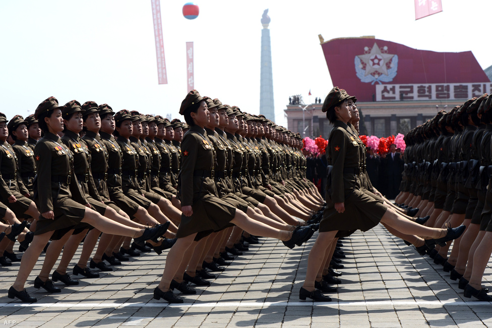 Katonanők masíroznak Phenjan főterén, április 15-én. Az ország idén tavasszal ünnepelte Kim Ir Szennek, az "ország apjának", 100. születésnapját.