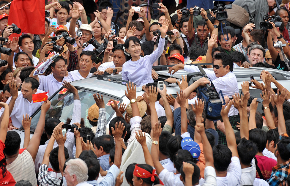 Aung San Suu Kyit, mianmari ellenzéki vezetőt ünnepli a tömeg április 2-án, miután pártja, az NLD történelmi győzelmet aratott az elmúlt húsz évben katonai junta által uralt országban tartott választásokon.