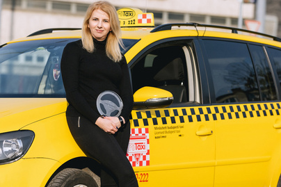Háromgyermekes édesanya lett az év taxisofőrje - Váradi Zsuzsanna öt éve választotta a szakmát