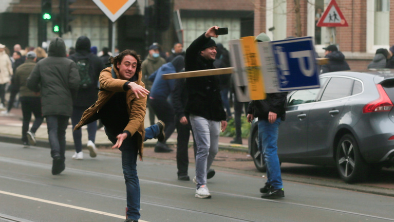 Több száz embert vettek őrizetbe Hollandiában a vasárnapi zavargásokon