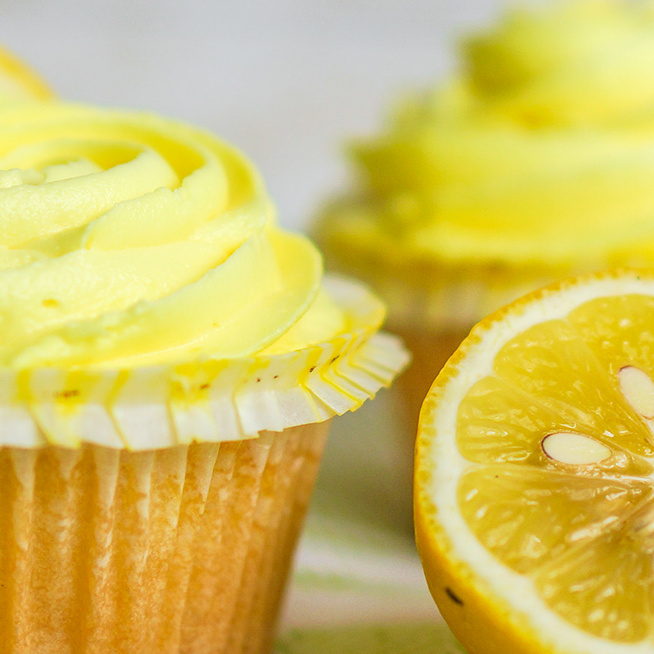 Csodaszép citromos cupcake: a látványos süti gyümölcsös tölteléket is kap