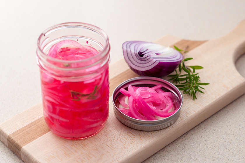 Savanyított lila hagyma egyszerűen: ezt a savanyúságot télen is elkészítheted
