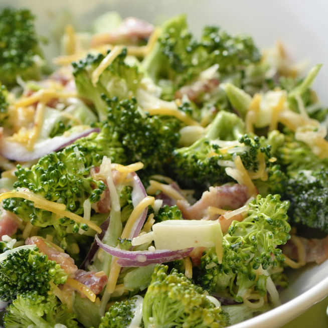 Vitamindús, roppanós brokkolisaláta – Kevés majonézzel, sok zöldséggel készül