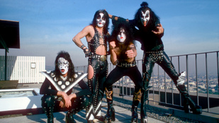 A Kiss zenekar neve tényleg a Sátán szolgáira utal? Vagy a csókra? Vagy a nácikra?