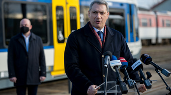 Lázár János: Politikai vandálok sem tudnak kárt tenni a tram-trainben