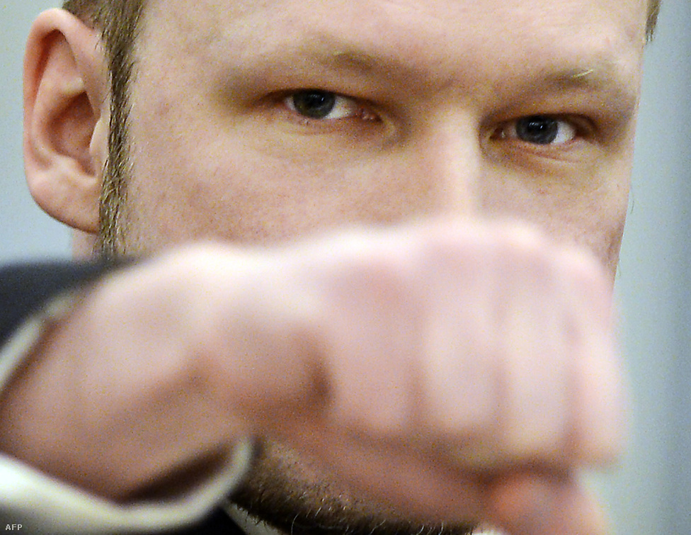 Anders Behring Breivik, aki 2011-ben 77 ember ölt meg Oslóban és Utoya szigetén Norvégiában, karlendítéssel vonult be az oslói bíróságra, tárgyalásának első napján, április 16-án.