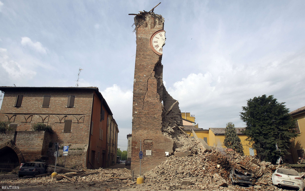 Május huszadikán romba dőlt az olasz Finale Emilia község óratornya, miután 6,0 erősségű földrengés rázta meg Olaszország északi részét. 