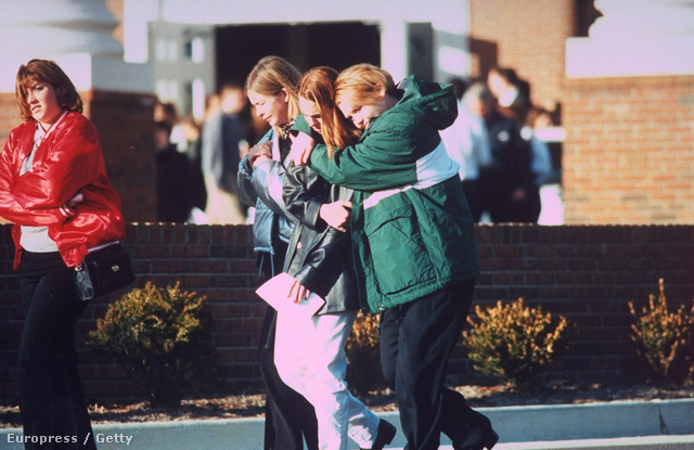 1997. december: egy 14 éves diák három társát ölte meg Kentuckyban.  32 áldozata volt a legvéresebb iskolai ámokfutásnak Amerikában