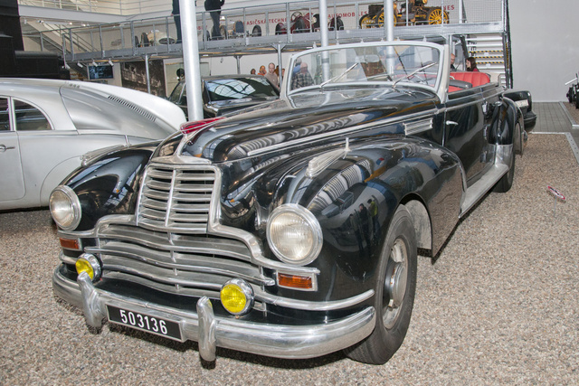 Nem amerikai és nem francia: ez egy Mercedes 770, amelyet a cseh 1939-es Karosa épített át 1952-ben, hogy méltó külsővel szolgálja a pártot