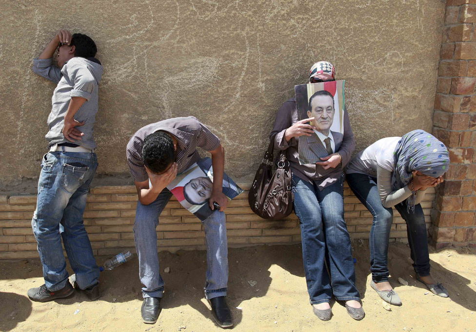 Hoszni Mubarak támogatói egy kairói utcán, miután az elnököt életfogytiglani börtönre ítélte az egyiptomi bíróság június 2-án, az arab tavasz felkelőivel szembeni kegyetlen fellépéséért.
                        