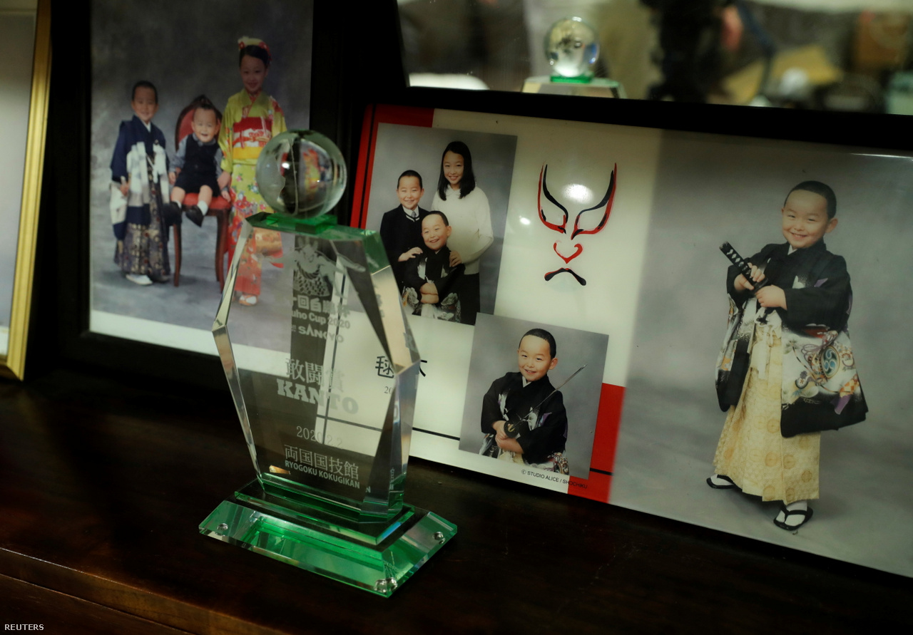 A trófea, amelyet Kiuta Kumagai nyert a Hakuho Kupán, 2020-ban. A felvétel a Kumagai család tokiói házának nappalijában készült, a díjat családi fotók veszik körül.  
