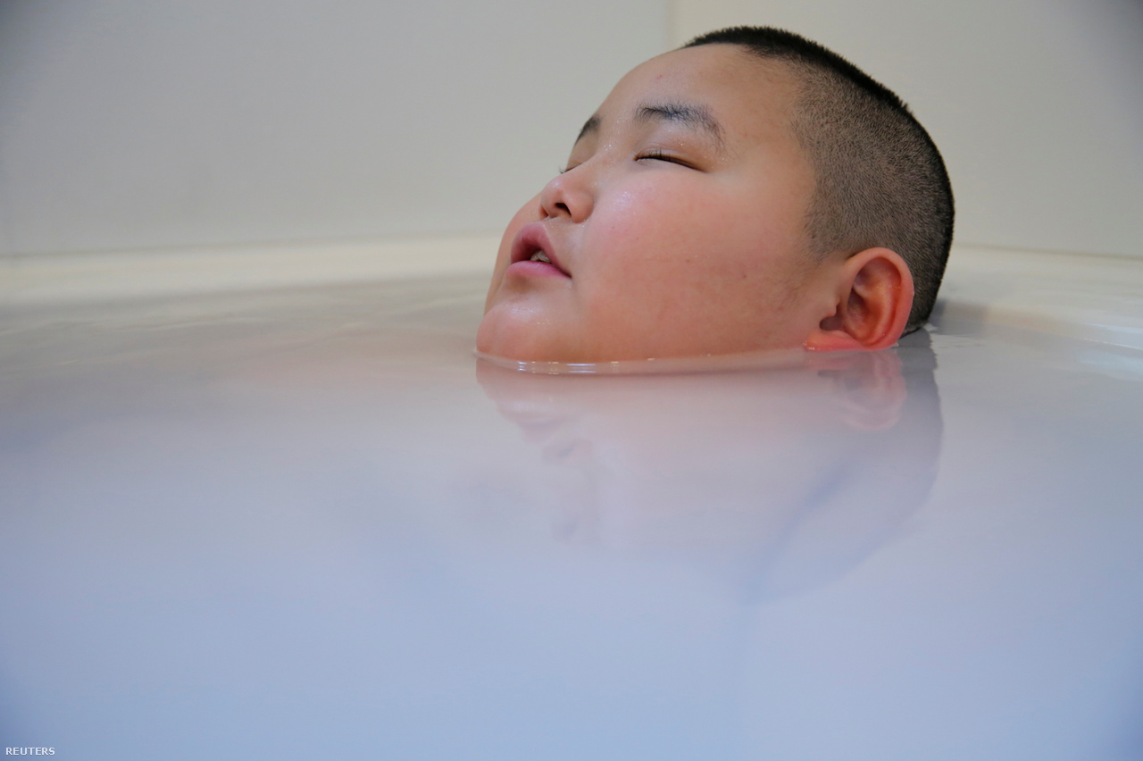 Kiuta Kumagainak jólesik a fürdő hazatérve az iskolából, 20201. december 20-án.