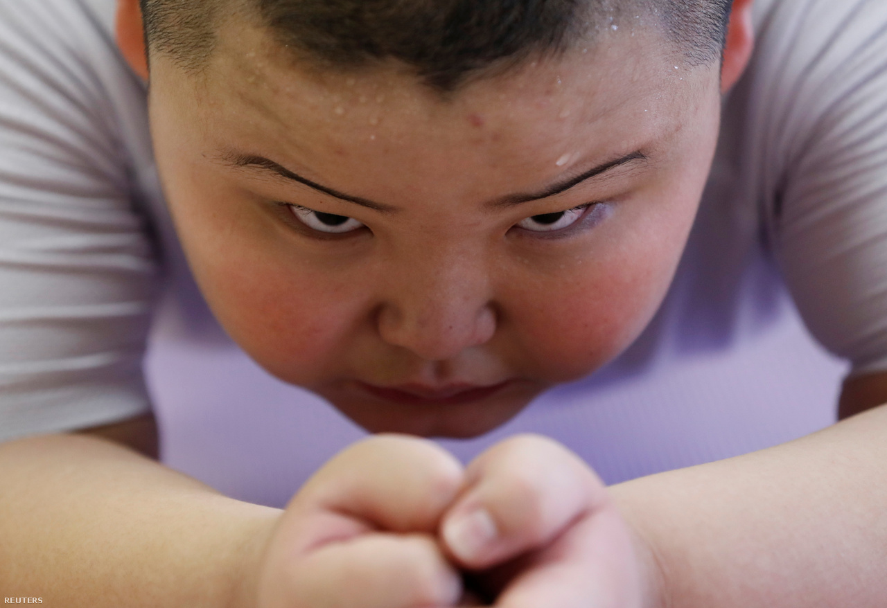 A tízéves Kiuta Kumagai plank pozícióban edz azon a tréningen, amit az édesapja szervezett a fiának a tokiói Dzsosin-dzsi buddhisat templomban, 2020. szeptember másodikán.