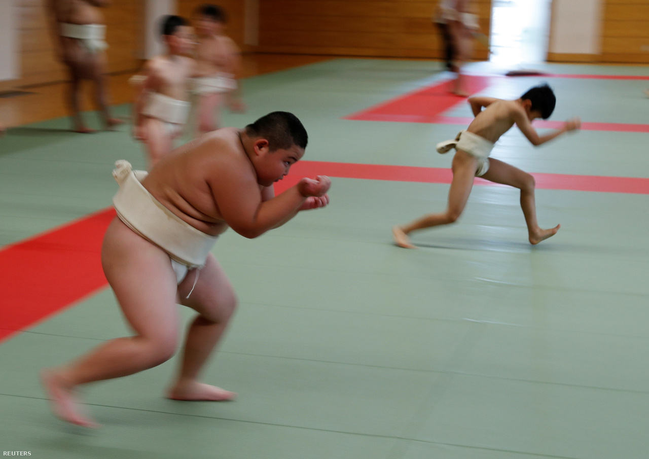 Kiuta Kumagai edzést tart a tokiói Komacuriu szumóklubban, 2020. augusztus 30-án.
                        
