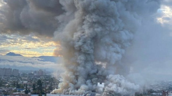 Egy egész kórház vált a lángok martalékává Chile fővárosában