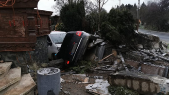 Autó repült egy ház udvarába Kosdon