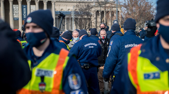 Hat emberrel szemben intézkedtek a Hősök terén a rendőrök, mert nem hordtak maszkot
