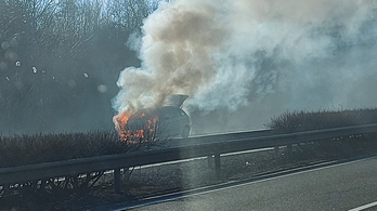 Lángolt egy autó az M3-as autópályán