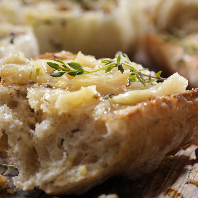 Ropogós, fokhagymás vajjal sült kenyér: másnapos pékáruból is elkészítheted