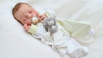 Beindult a szülés, rendőrök vitték kórházba a kismamát