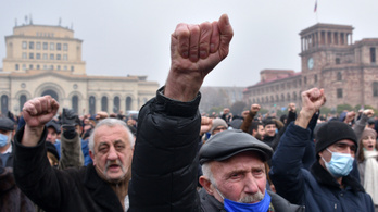 Ellenzékiek tüntetnek az örmény parlament épületénél, előállítottak egy képviselőt