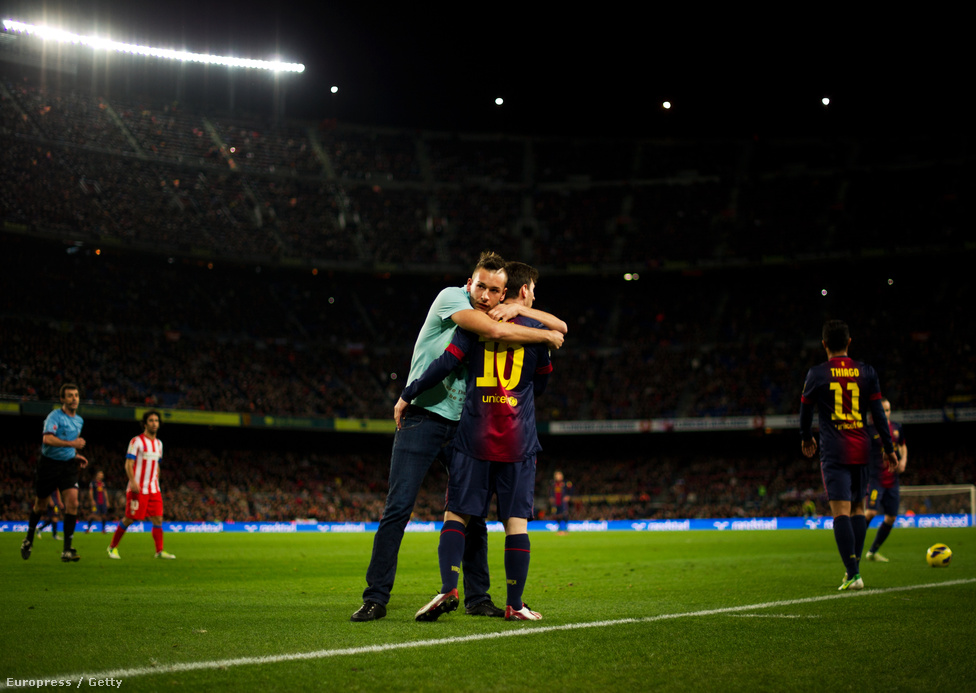 Pályára befutó szurkoló öleli át Lionel Messit a Nou Campban december 16-án. Messi idén megdöntötte Gerd Müller rekordját, 91 góllal zárta a naptári évet.