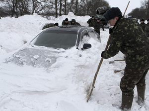Több száz jármű az ukrán hó fogságában